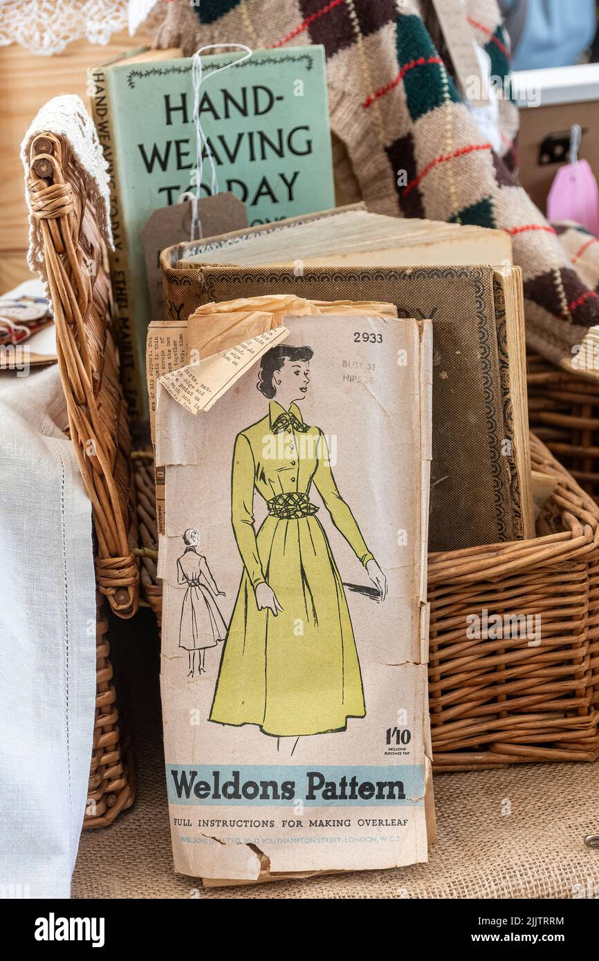 Vintage Weldons modello per un abito, e libri su cucire e tessitura in una tenda di artigianato al New Forest and Hampshire County Show, Inghilterra, Regno Unito Foto Stock