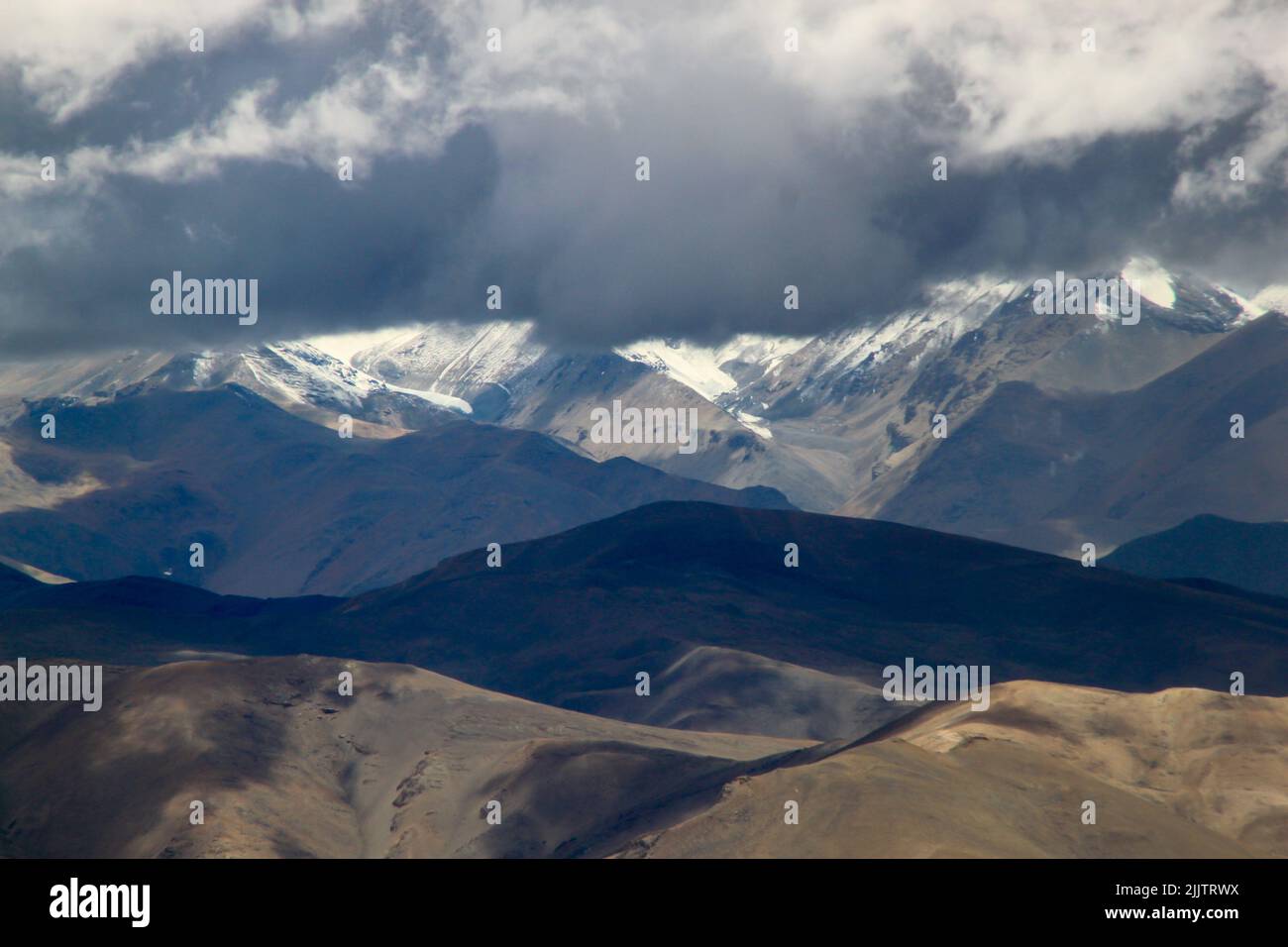 La cima del Monte Kailash sotto le nuvole scure in giorni bui Foto Stock