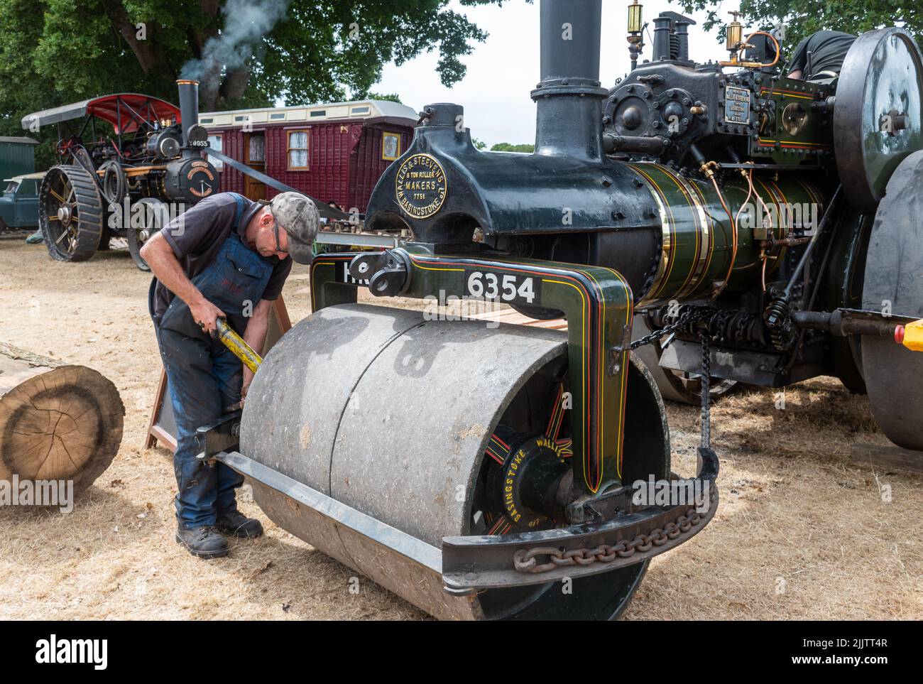 New Forest e Hampshire County Show nel luglio 2022, Inghilterra, Regno Unito. Uomo che lavora su un rullo a vapore Wallis & Steevens vintage. Foto Stock