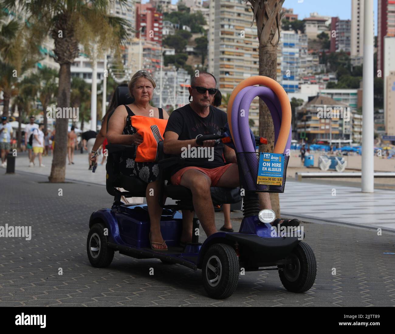 Benidorm, Spagna. 27th luglio 2022. Chi è in vacanza a Benidorm, in Spagna, è in sella a uno scooter per la mobilità. Le autorità spagnole stanno applicando nuove leggi a Benidorm to Foto Stock