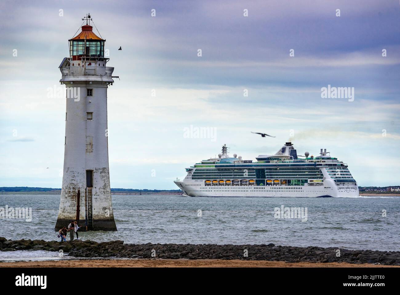 Jewel of the Seas ithe nave da crociera di classe Radiance operata dai Caraibi reali visto passando la luce di Perch Rock sul fiume Mersey. Foto Stock
