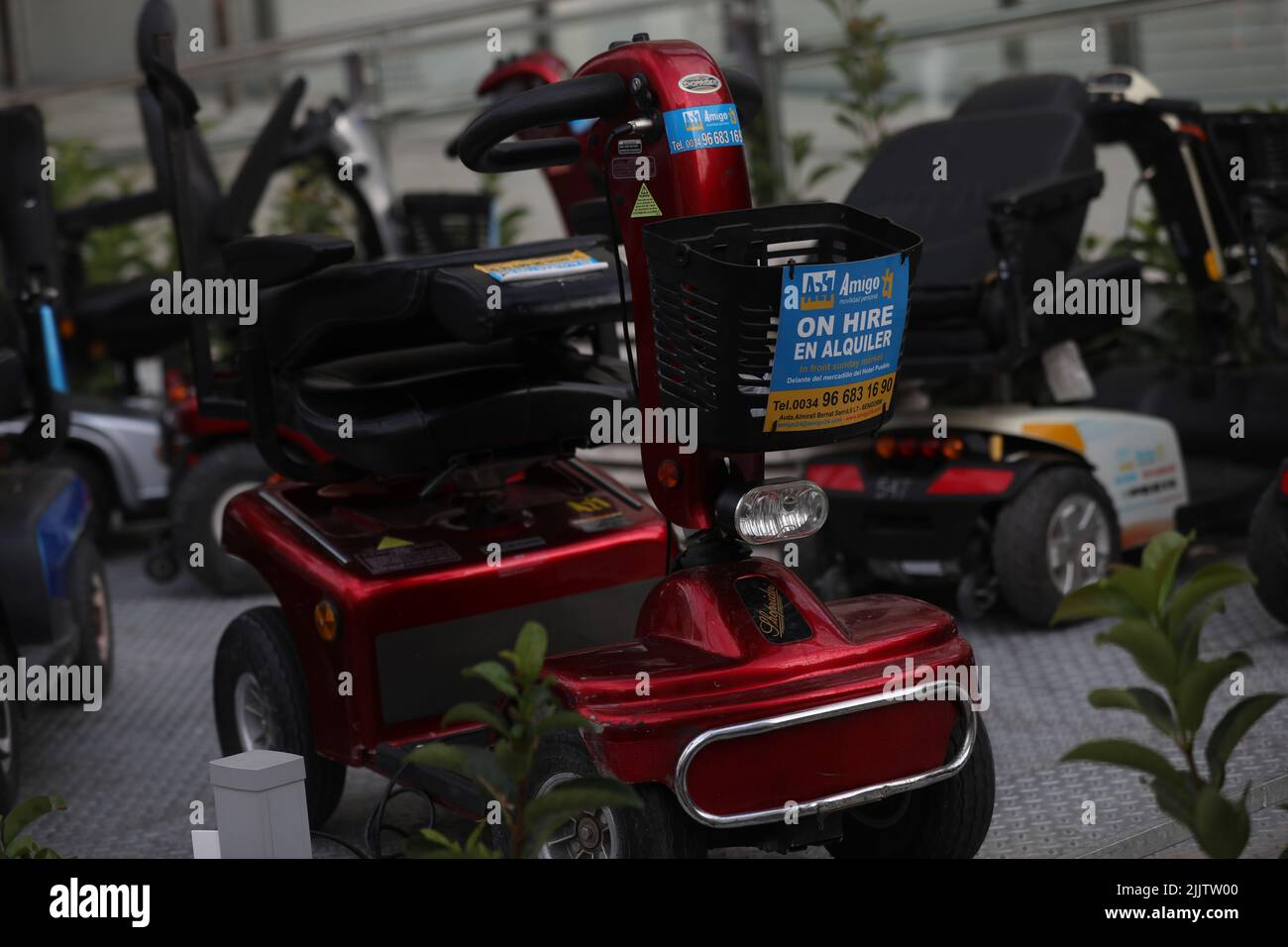 Benidorm, Spagna. 27th luglio 2022. Una gamma di scooter per la mobilità in mostra a Benidorm, Spagna. Le autorità spagnole stanno attuando nuove leggi a Benidorm Foto Stock