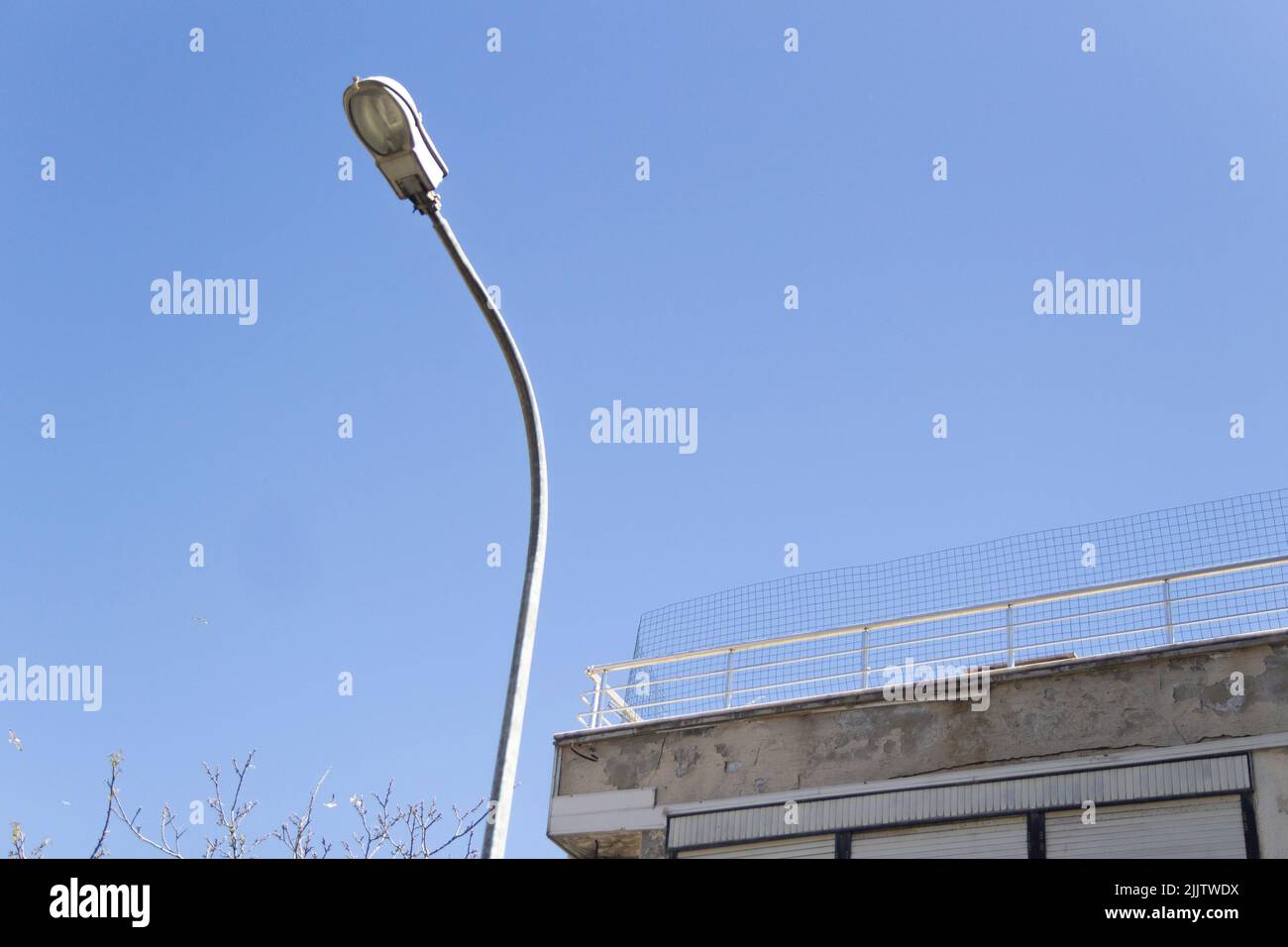 Un palo di illuminazione elettrica contro il cielo senza nuvole Foto Stock