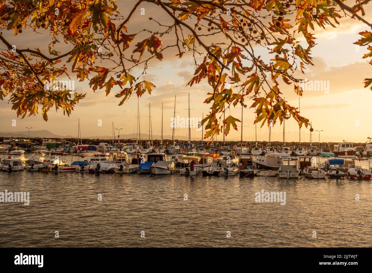 Yatch Marina al tramonto sulla costa del Mar Egeo. Foto Stock