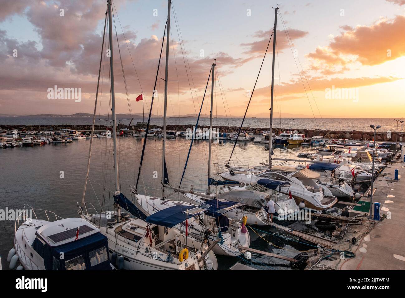 Yatch Marina al tramonto sulla costa del Mar Egeo. Foto Stock