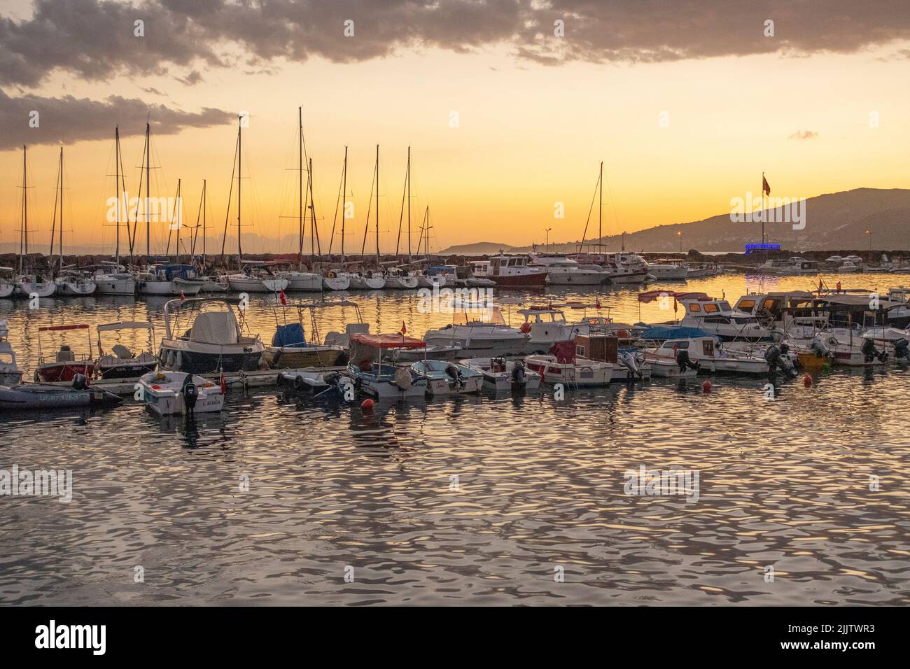 Yatch Marina al tramonto sulla costa del Mar Egeo. Foto Stock