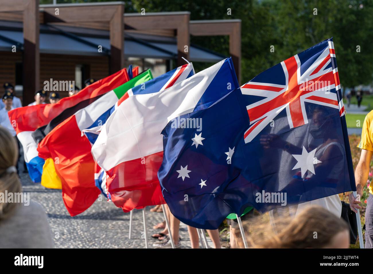 Le bandiere di diversi paesi hanno puntato su bandiere in occasione di un evento sportivo Foto Stock