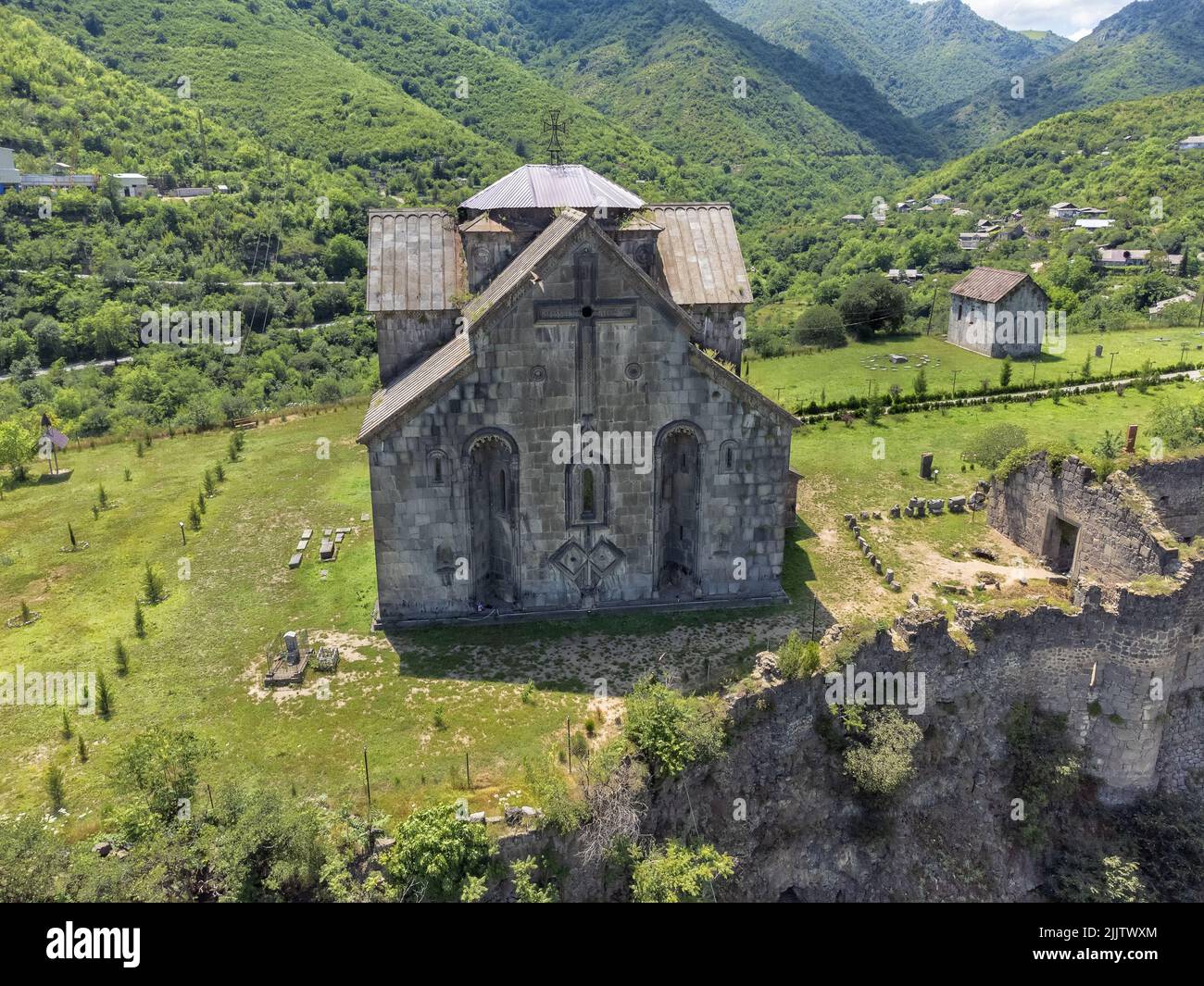 Antico monastero armeno di Akhtala nella parte settentrionale dell'Armenia. Vista aerea. Foto Stock