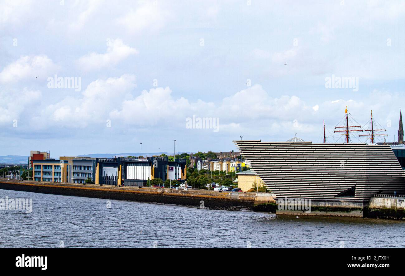 Dundee, Tayside, Scozia, Regno Unito. 28th luglio 2022. UK Meteo: Le temperature nel Nord-Est della Scozia hanno raggiunto i 17°C nonostante una mattinata nuvolosa con occasionali incantesimi di sole e un vento soffuso. Paesaggio di luglio con viste mozzafiato del V&A Design Museum e del Dundee Waterfront Development Project visto dal ponte stradale Tay, costruito tra il 1963 e il 1966. Credit: Dundee Photographics/Alamy Live News Foto Stock