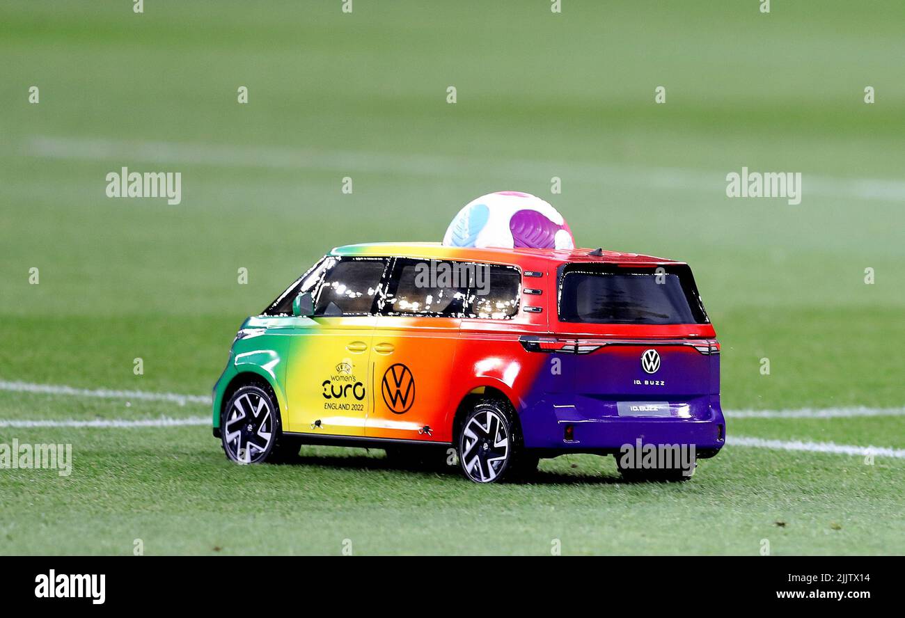 Milton Keynes, Inghilterra, 27th luglio 2022. La partita ufficiale viene consegnata in campo su un'auto telecomandata in vista della partita UEFA Women's European Championship 2022 allo stadio:mk, Milton Keynes. Il credito d'immagine dovrebbe leggere: Paul Terry / Sportimage Foto Stock