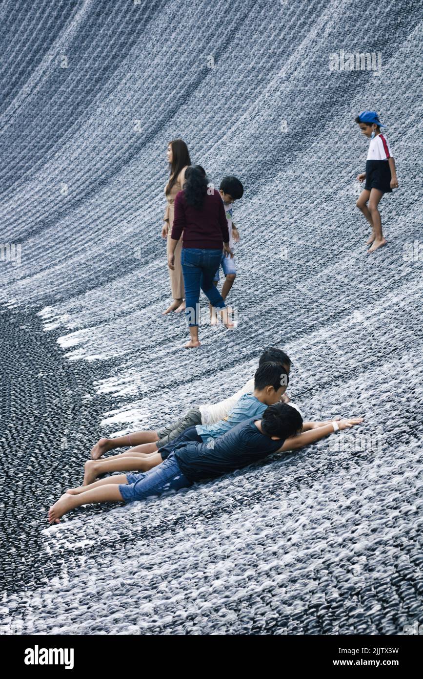 I bambini che giocano sulla cascata di Dubai durante il Dubai 2020 Expo Foto Stock
