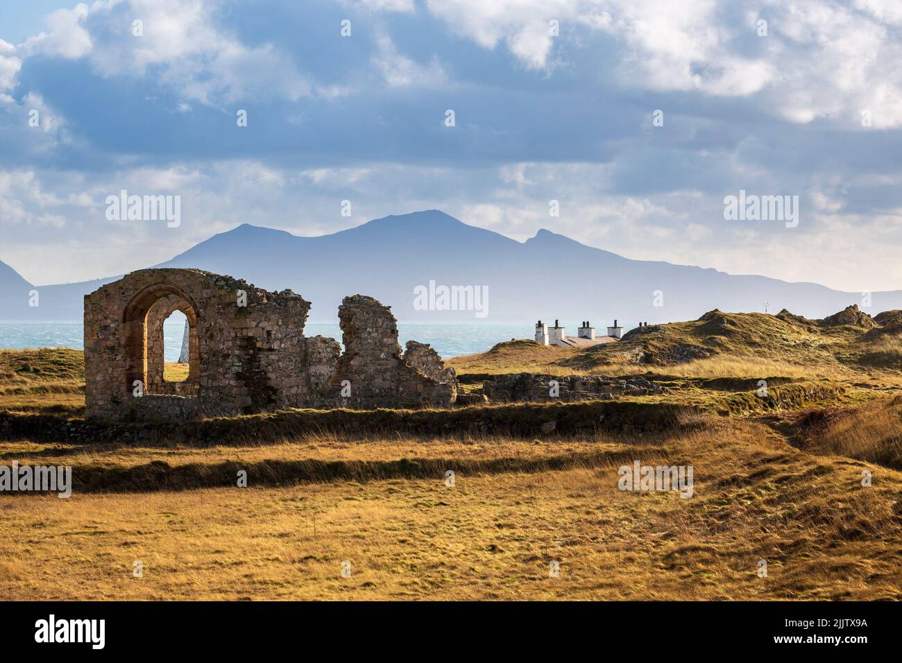 Le rovine della chiesa di St Dwynwen sull'isola di Llanddwyn, Anglesey, Galles del Nord Foto Stock