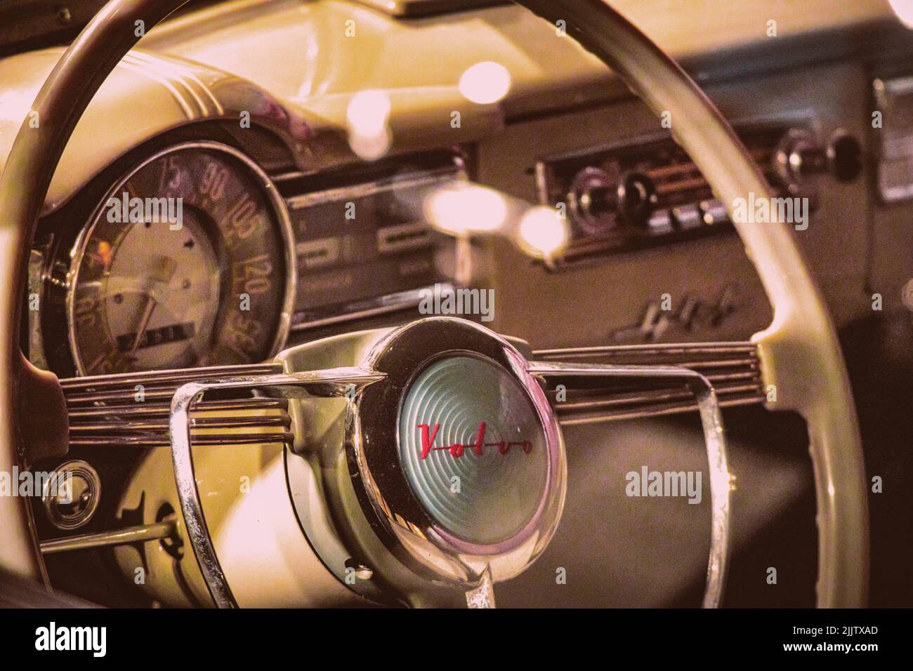 Interni auto Volvo classic - cruscotto vintage che mostra il logo originale delle auto Volvo e il concetto svedese desgin dell'epoca Foto Stock