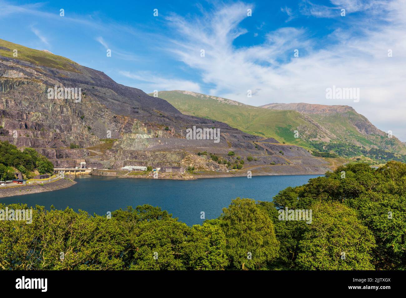 Llyn Peris e la cava di ardesia disutilizzata, Gwynedd, Galles del Nord Foto Stock