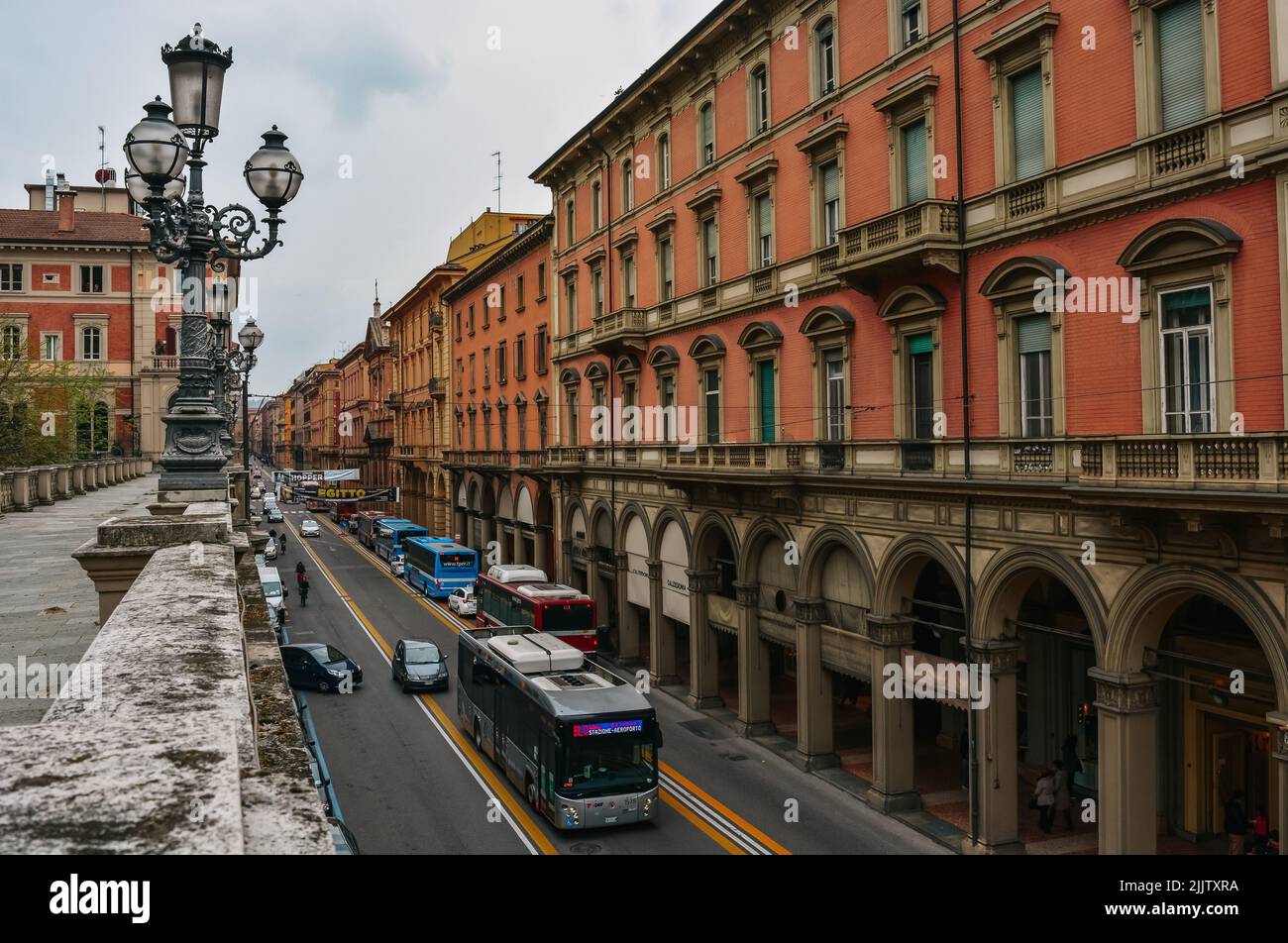 La strada trafficata con traffico a Bologna, Italia Foto Stock