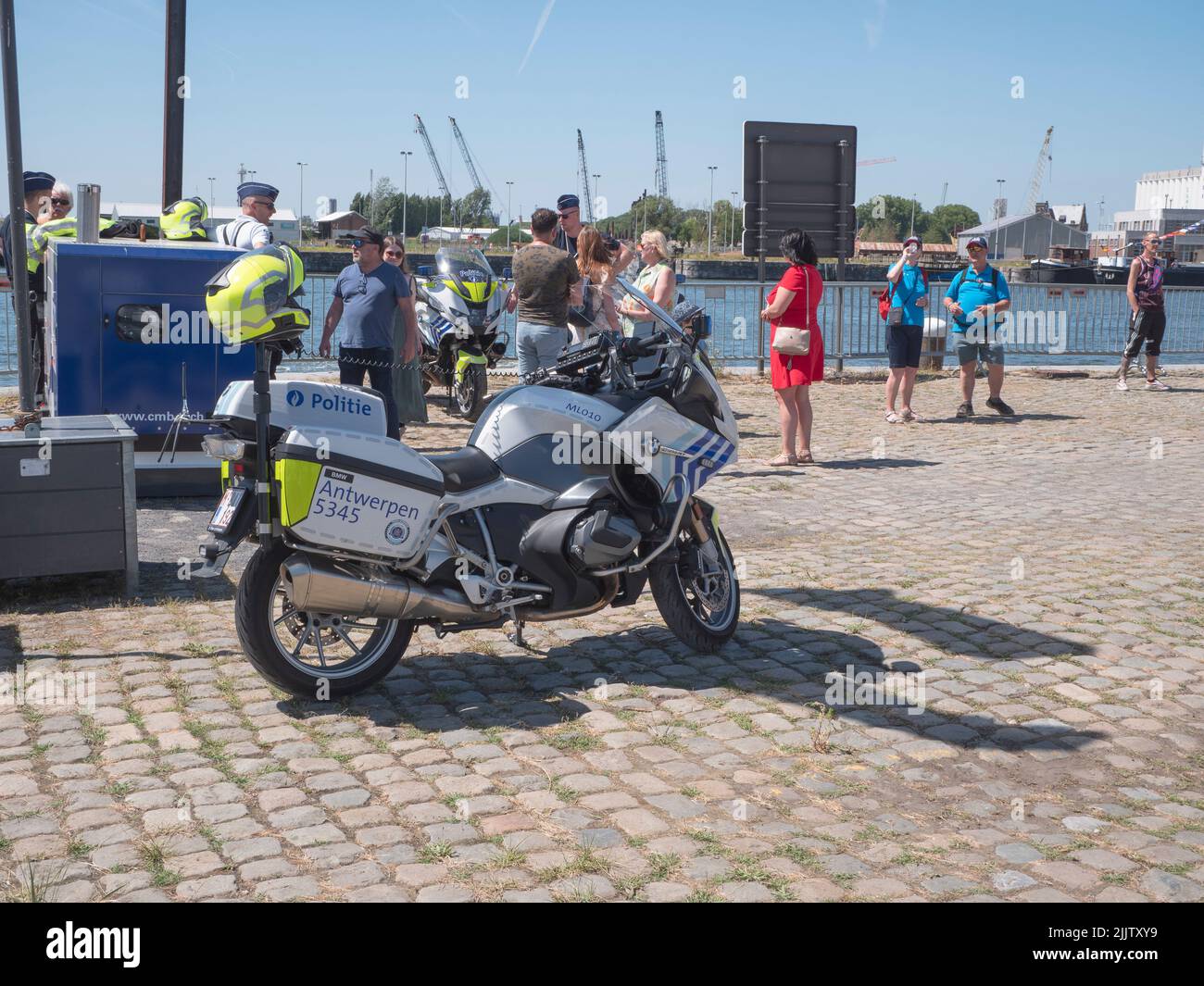 Anversa, Belgio, 24 luglio 2022, la motocicletta belga della polizia di Anversa è parcheggiata al molo Foto Stock