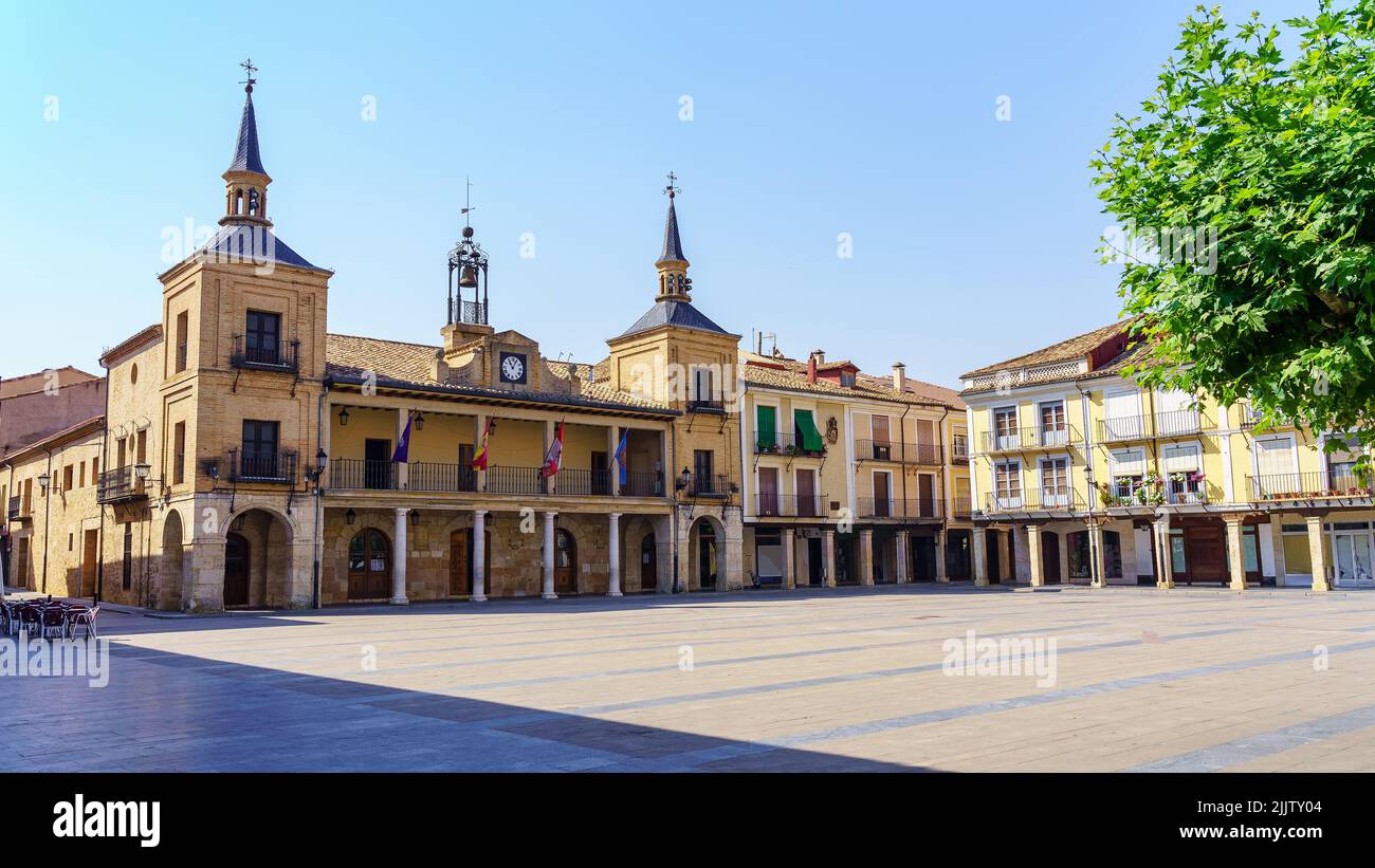 Piazza principale con l'edificio del municipio nella città vecchia di Burgo de Osma, Soria. Foto Stock