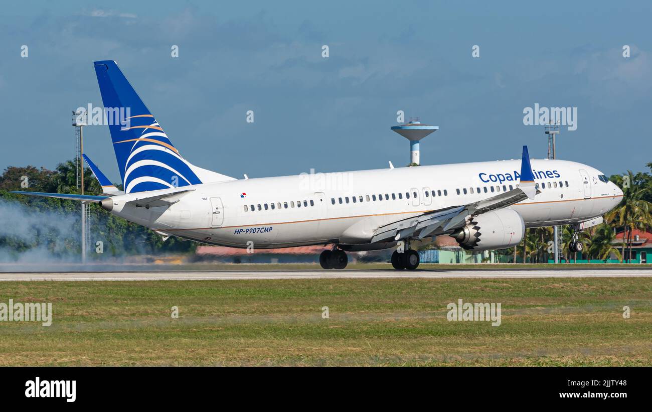 Un parcheggio aereo Copa Airlines Boeing 737 MAX9 nell'aeroporto internazionale di Havana con cielo blu Foto Stock