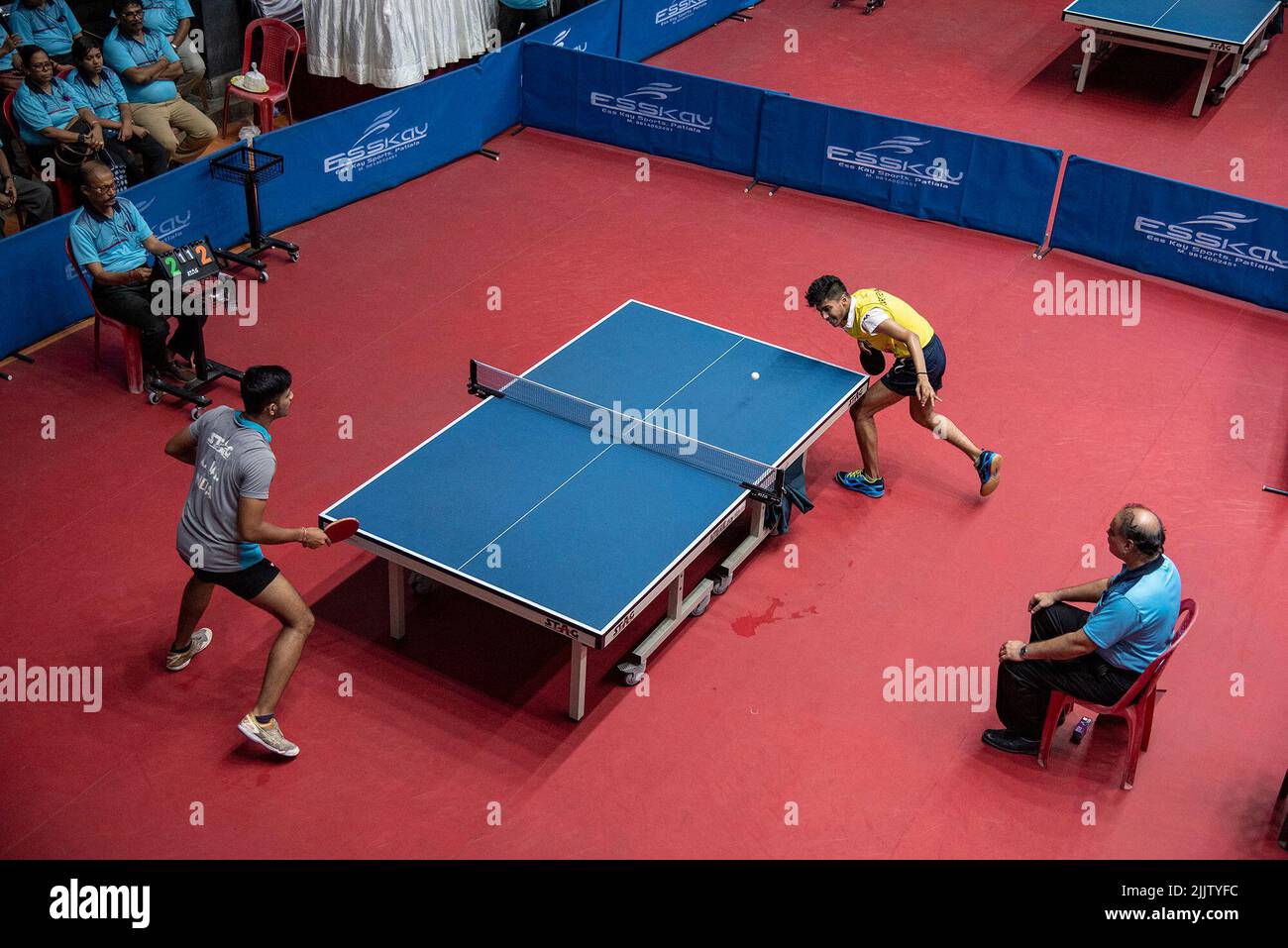 Kolkata, Bengala Occidentale, India. 27th luglio 2022. Momenti diversi di tutti i tornei di tennis da tavolo bengala organizzati dal Cricket Club di Dhakuria (CCD) presso la Sests Authority of India (sai) complesso ITC Hall, Salt Lake City, Kolkata per celebrare il suo anno giubilare di platino dal 22nd luglio al 27th luglio 2022. A questo torneo hanno partecipato quasi 1000 giocatori di ping-pong di età diversa. (Credit Image: © Amlan Biswas/Pacific Press via ZUMA Press Wire) Foto Stock