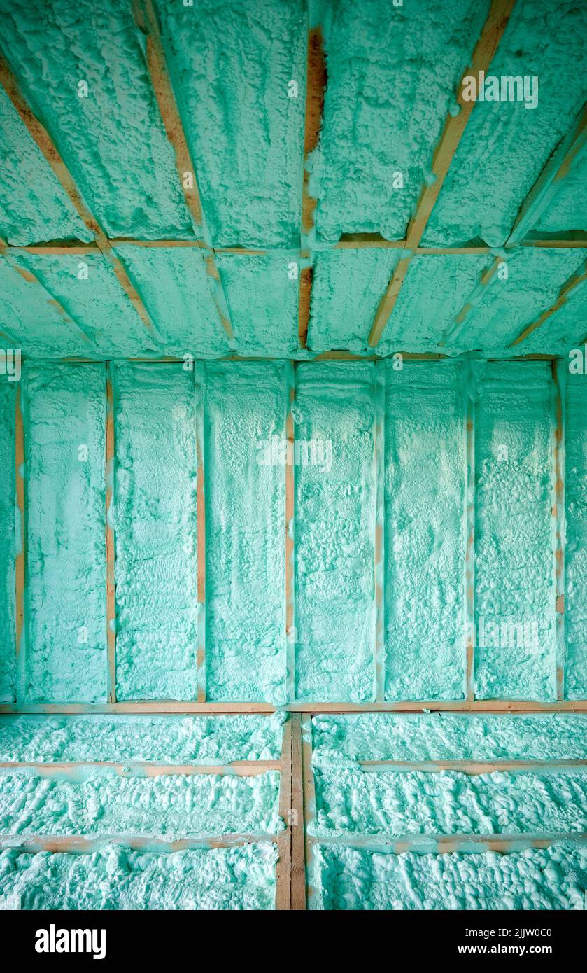 Vista in croppa di parete in legno casa con struttura termoisolata in poliuretano espanso. Concetto di costruzione e isolamento. Foto Stock