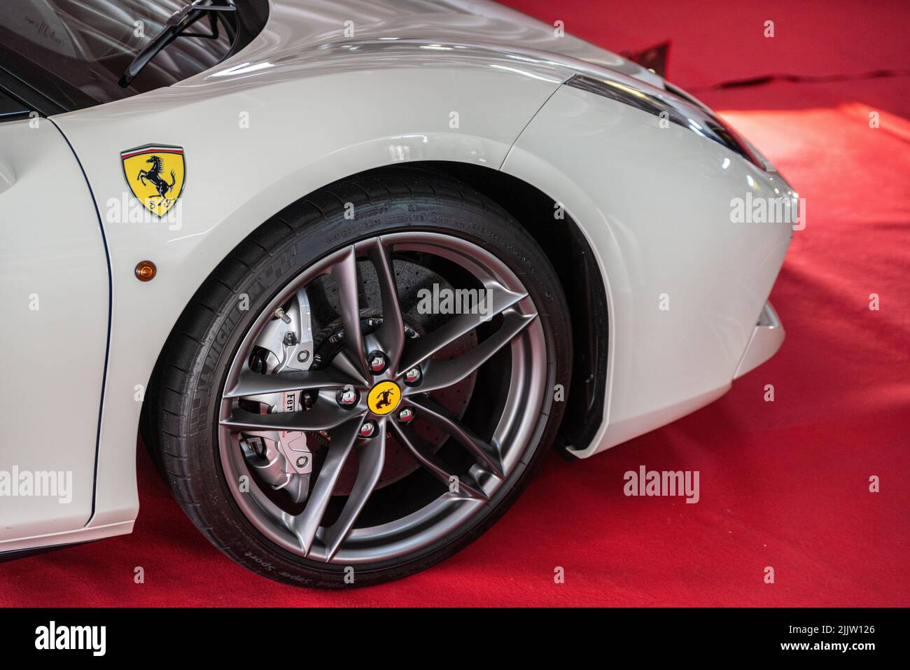 Primo piano di una Ferrari 488 GTB bianca a Torres Novas, Portogallo Foto Stock