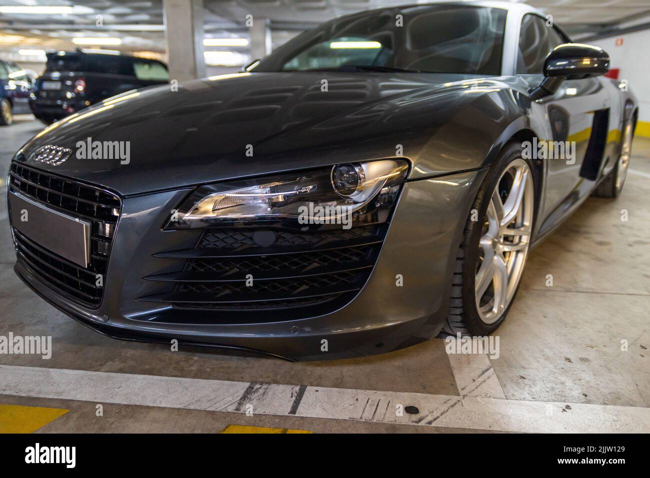 Un angolo di ripresa di un Audi modello R8 parcheggiato in un parcheggio. Foto Stock