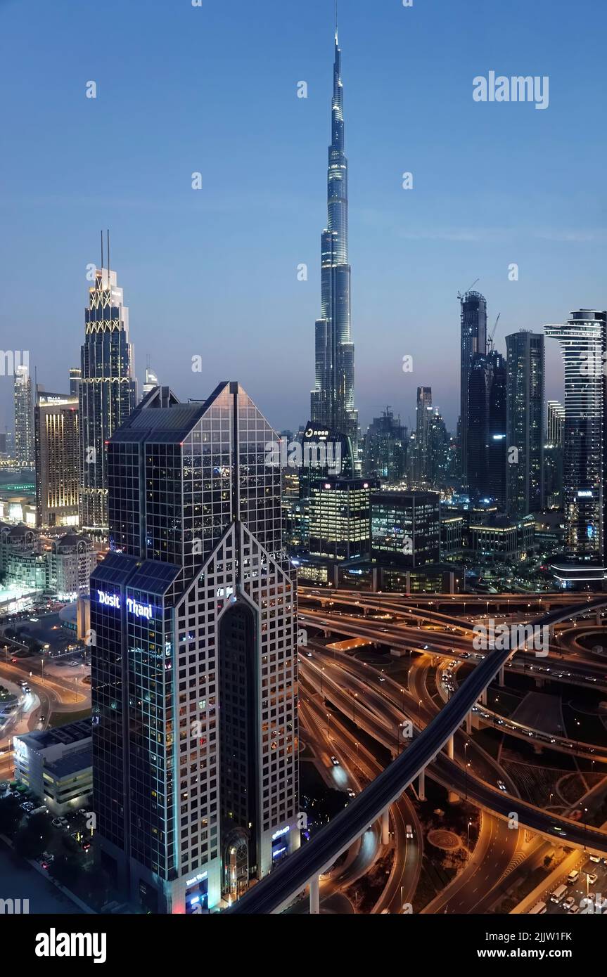 Panorama urbano ad alto angolo di Dubai con il Dusit Thani hotel in primo piano e il Burj Khalifa in background. Foto Stock