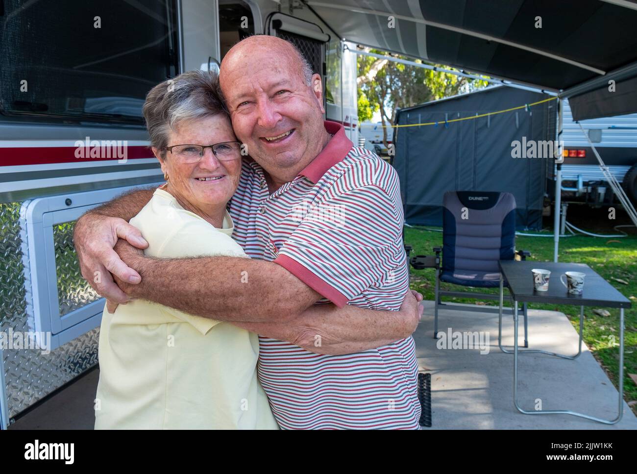 Felice coppia in pensione Graham e Terri Jackson fuori dalla loro roulotte nel Mudjimba Caravan Park nel Queensland Foto Stock