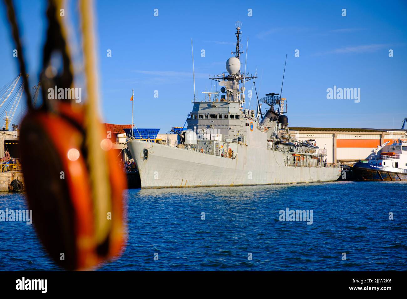 Nave marina spagnola ormeggiata nel porto di Castellon, Spagna. Foto Stock