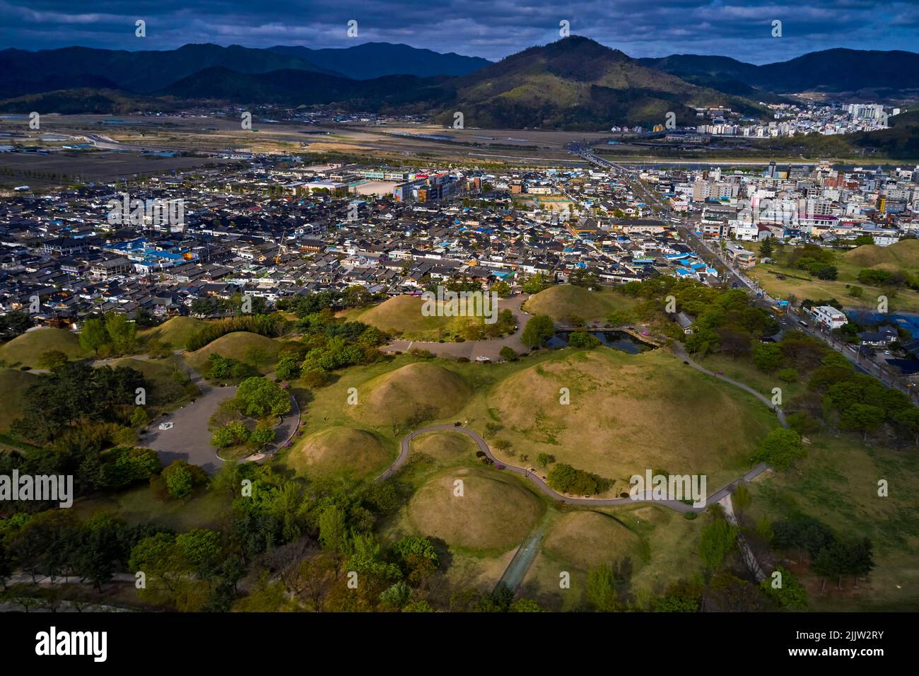 Corea del Sud, Provincia di Gyeongsang Nord, Parco Nazionale di Gyeongju, Gyeongju, area storica dichiarata Patrimonio Mondiale dell'Umanità dall'UNESCO, l'area dei tumuli p Foto Stock