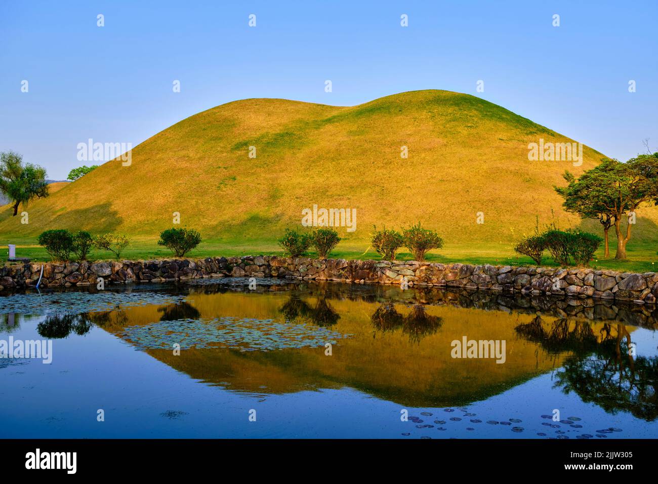 Corea del Sud, Provincia di Gyeongsang Nord, Parco Nazionale di Gyeongju, Gyeongju, area storica dichiarata Patrimonio Mondiale dell'Umanità dall'UNESCO, l'area dei tumuli p Foto Stock