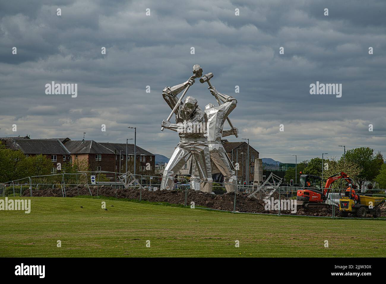 Una statua dei costruttori navali di Port Glasgow sotto il cielo nuvoloso Foto Stock