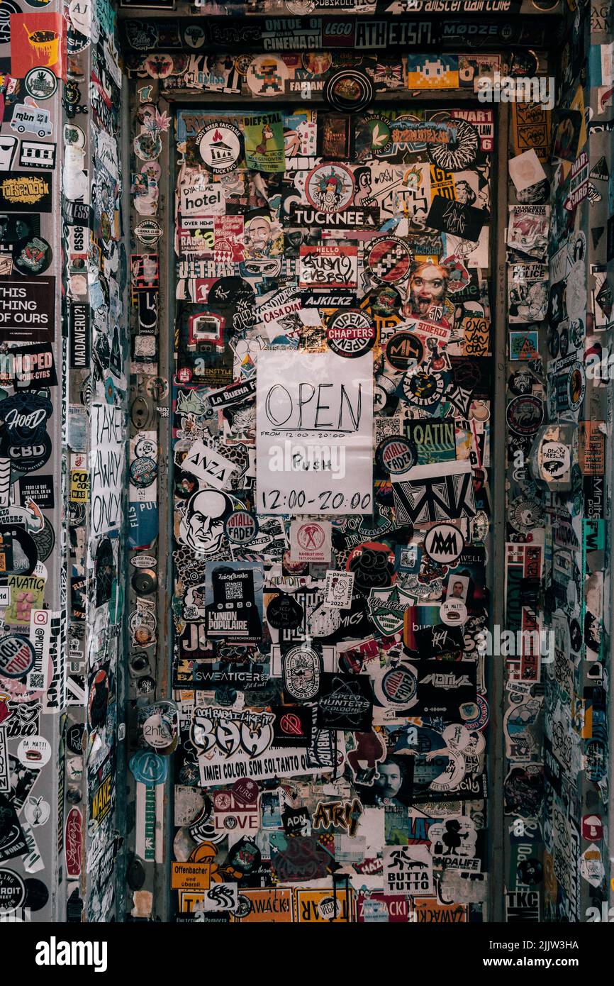 Gli annunci vintage a colori su un negozio di vetrine ad Amsterdam Foto Stock