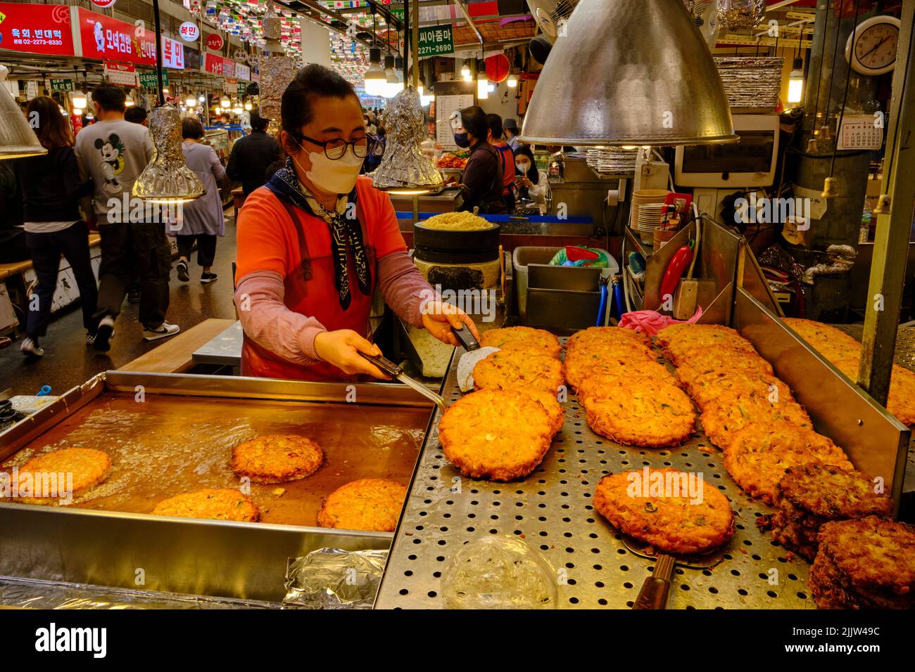 Corea del Sud, Seoul, distretto di Jongno-GU, il mercato di Gwangjang, uno dei più antichi e più grandi mercati tradizionali della Corea del Sud Foto Stock