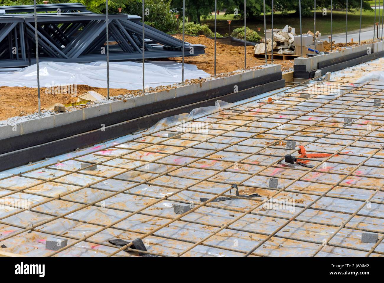 Il cantiere è un cantiere dove sono realizzate barre di acciaio per fondazioni in calcestruzzo Foto Stock