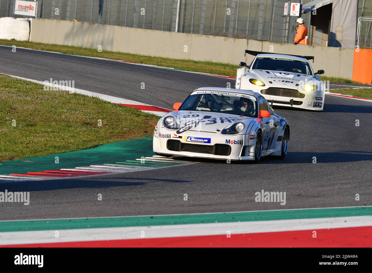 Scarperia, 3 aprile 2022: Porsche 996 GT3 RS anno 2003 in azione durante il Mugello Classic 2022 sul circuito del Mugello in Italia. Foto Stock