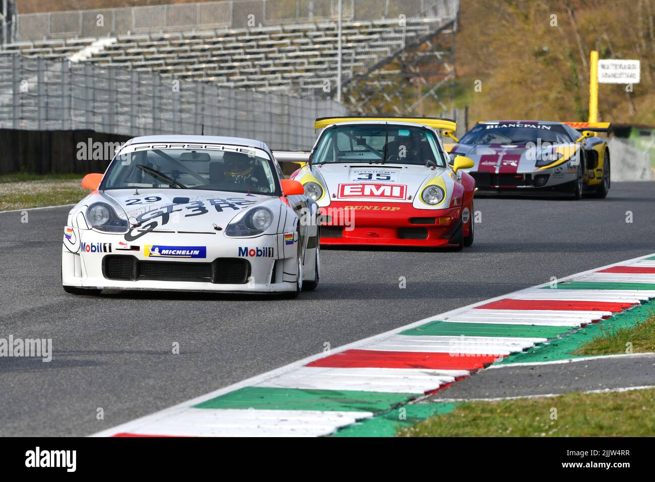 Scarperia, 3 aprile 2022: Porsche 996 GT3 RS anno 2003 in azione durante il Mugello Classic 2022 sul circuito del Mugello in Italia. Foto Stock