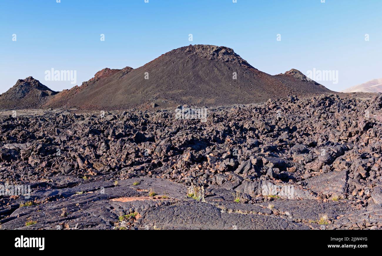 Flussi di lava e coni di Cinder in un paesaggio desolato nel monumento nazionale Craters of the Moon in Idaho Foto Stock