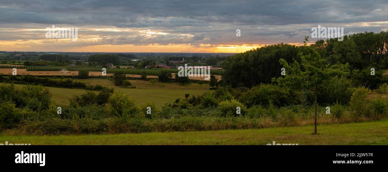 L'alba colorata su Vijlen e la sua chiesa, l'unico villaggio di montagna dei Paesi Bassi con vista sui prati, sui campi di grano e sui vigneti Foto Stock