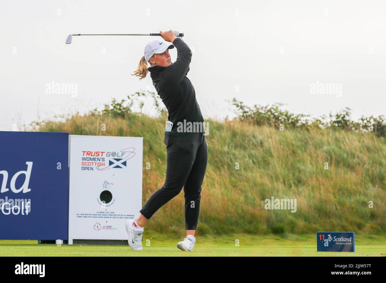 Dundonald Links, Irvine, Regno Unito. 28th luglio 2022. Il primo round del Trust Golf Women's Scottish Golf è iniziato con il campo di 144 concorrenti internazionali. Il secondo round si svolgerà venerdì 29 luglio e poi il taglio sarà fatto per i primi 70 golfisti a competere il Saturday30th e la domenica 31st. Maja Stack che si tea fuori al 11th. Credit: Findlay/Alamy Live News Foto Stock