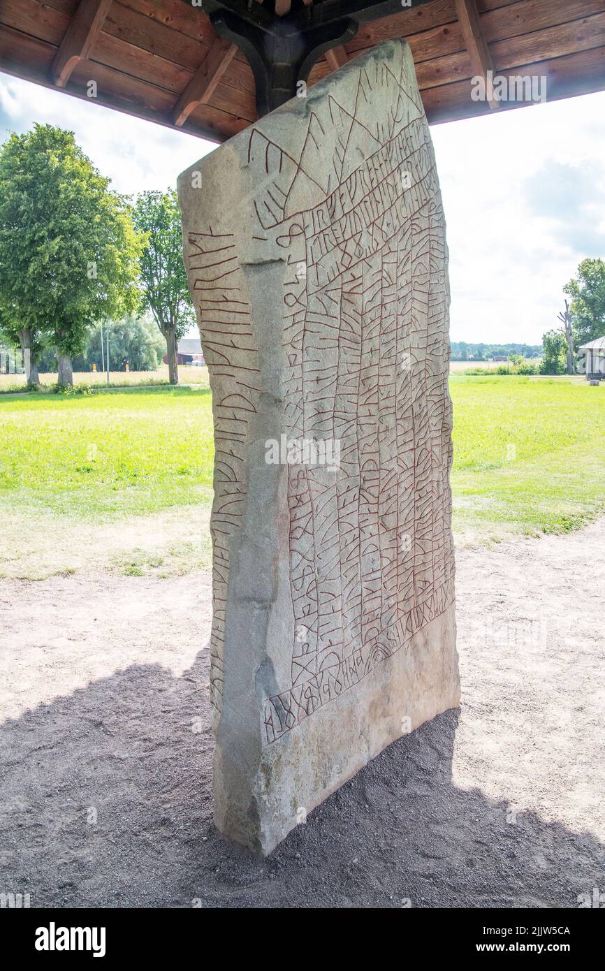 Runestone in Svezia, la famosa pietra Roek, Röksten, nella Rok vicino a Vadstena Foto Stock