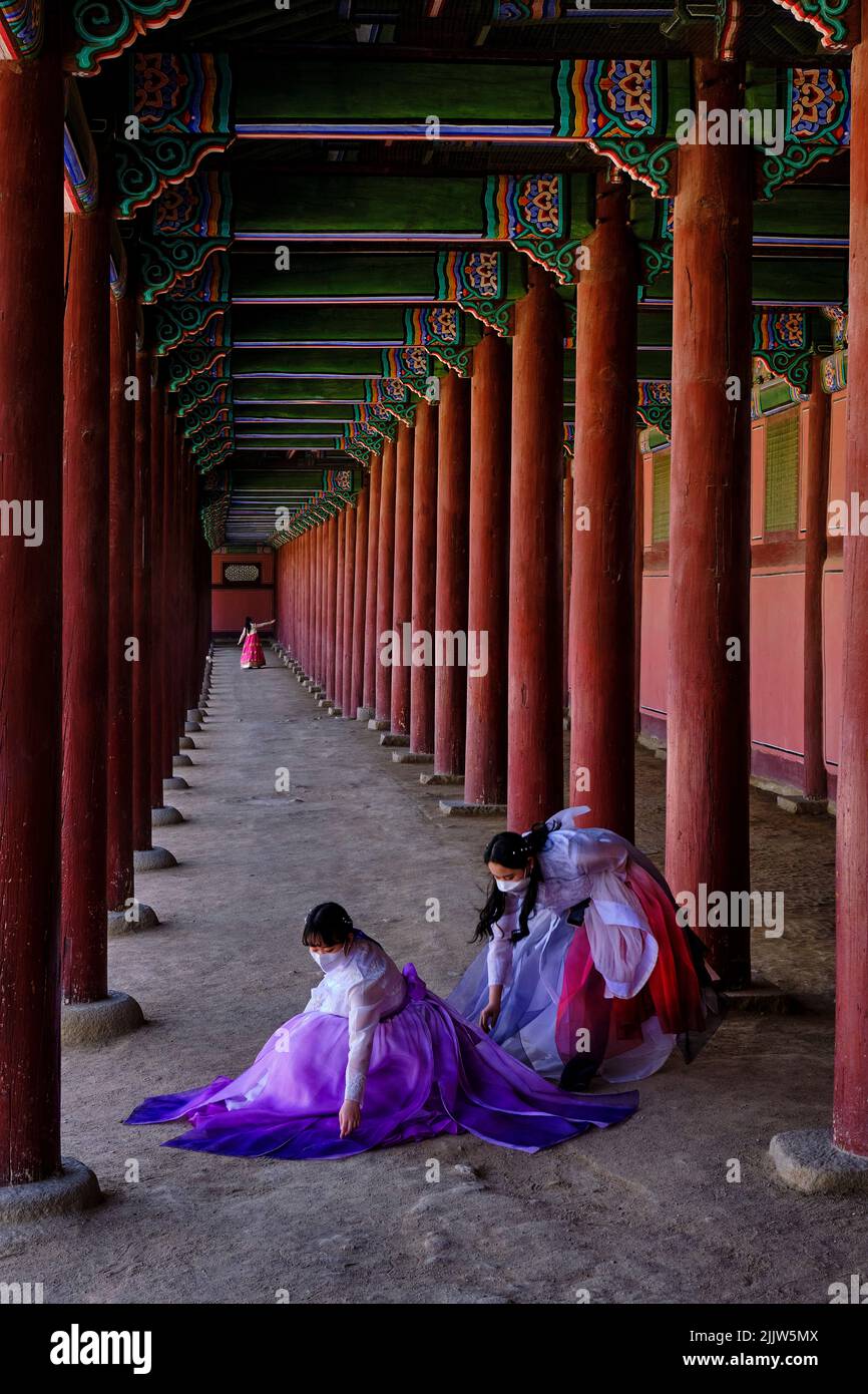 Corea del Sud, Seoul, distretto di Jongno-GU, Palazzo Gyeongbokgung o Palazzo Gyeongbok che significa Palazzo della felicità splendente, turisti in dres tradizionale Foto Stock