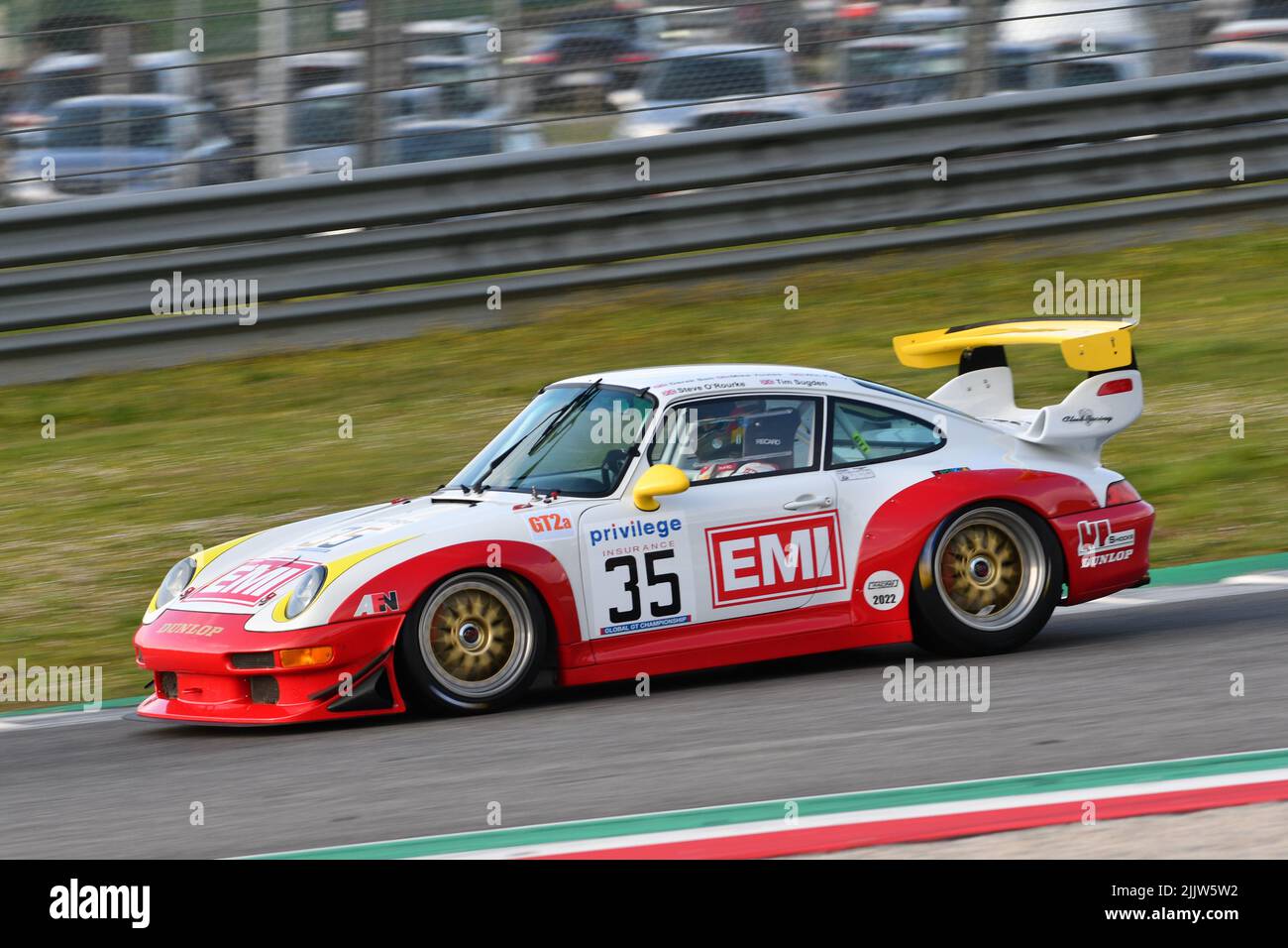 Scarperia, 3 aprile 2022: Porsche 993 GT2 anno 1996 in azione durante il Mugello Classic 2022 sul circuito del Mugello in Italia. Foto Stock