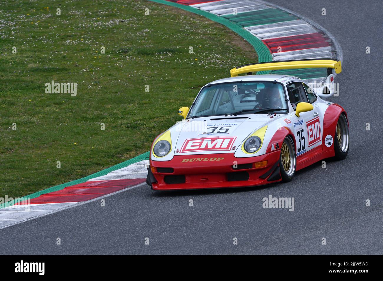 Scarperia, 3 aprile 2022: Porsche 993 GT2 anno 1996 in azione durante il Mugello Classic 2022 sul circuito del Mugello in Italia. Foto Stock