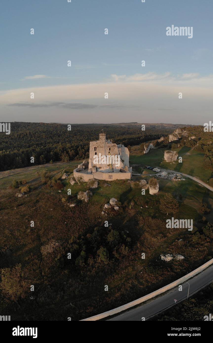 Una vista aerea delle rovine del castello sulla cima di una collina di giorno Foto Stock