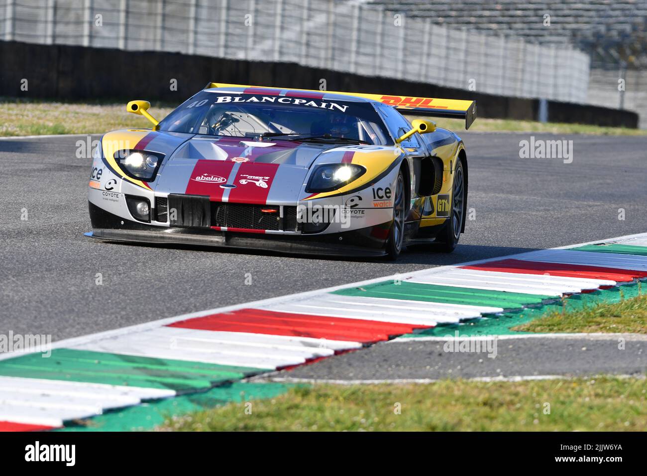 Scarperia, 3 aprile 2022: Ford GT GT1 anno 2010 in azione durante il Mugello Classic 2022 sul circuito del Mugello in Italia. Foto Stock