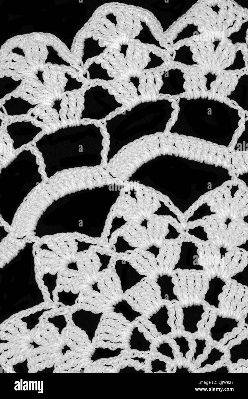 Trama a crochet bianca isolata su sfondo nero. Foto Stock