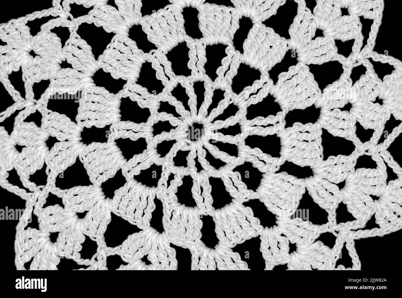 Trama a crochet bianca isolata su sfondo nero. Foto Stock