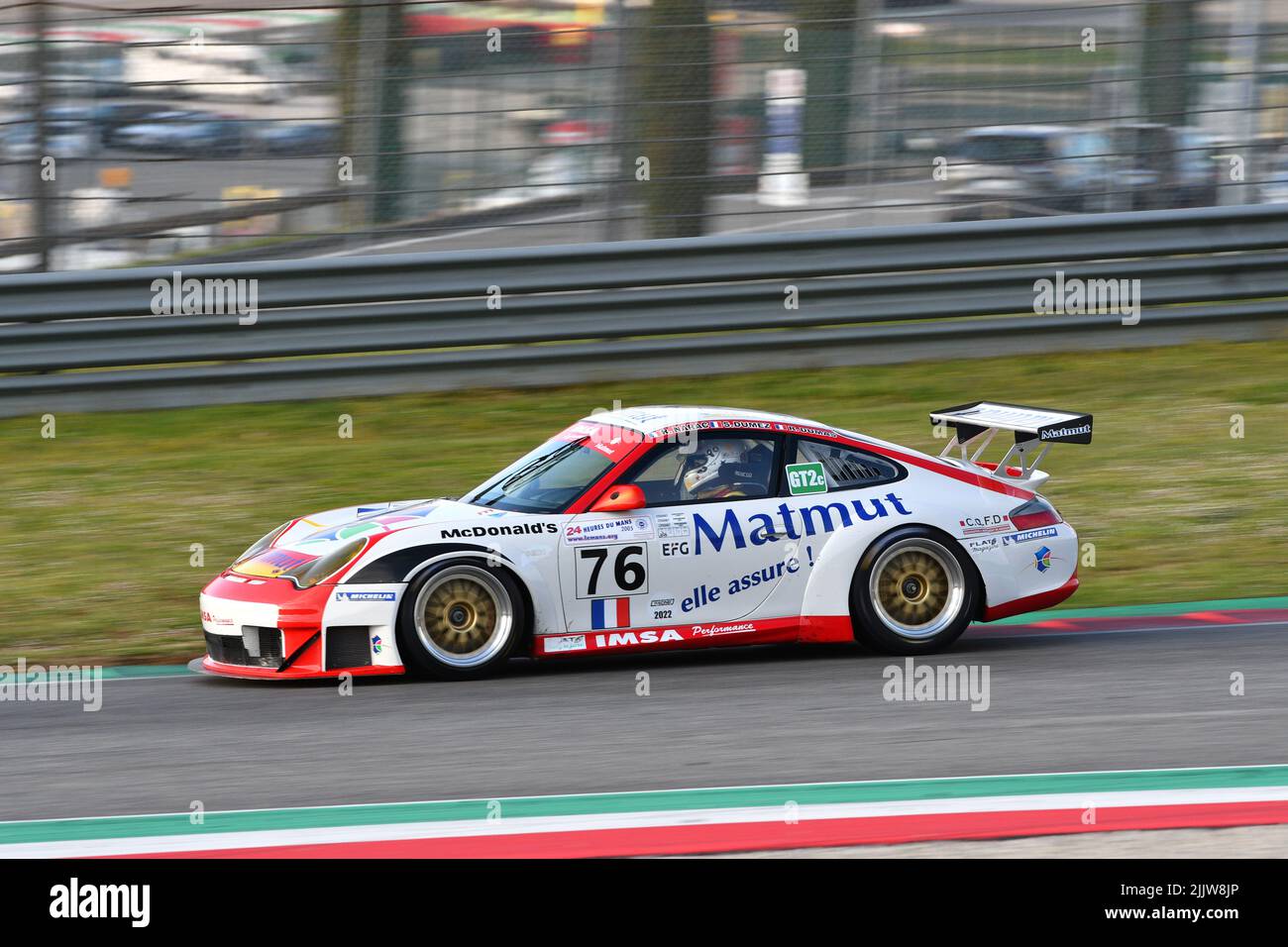 Scarperia, 3 aprile 2022: Porsche 996 GT3-RSR anno 2006 in azione durante il Mugello Classic 2022 al circuito del Mugello in Italia. Foto Stock