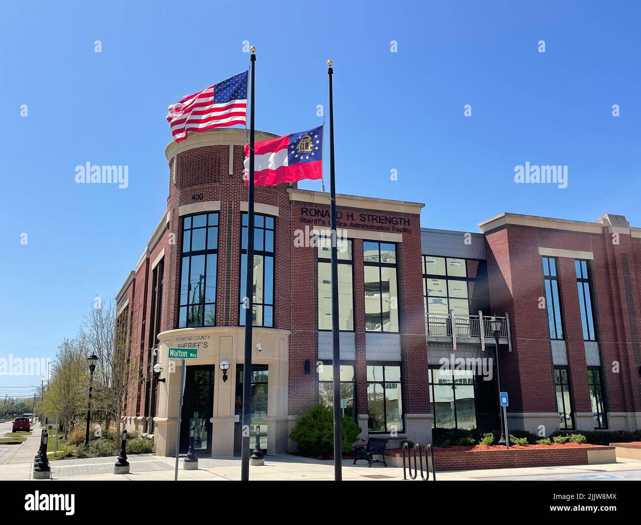 Augusta, GA USA - 03 27 22: Richmond contea sceriffs dipartimento chiaro blu bandiere del cielo ondeggiante Foto Stock